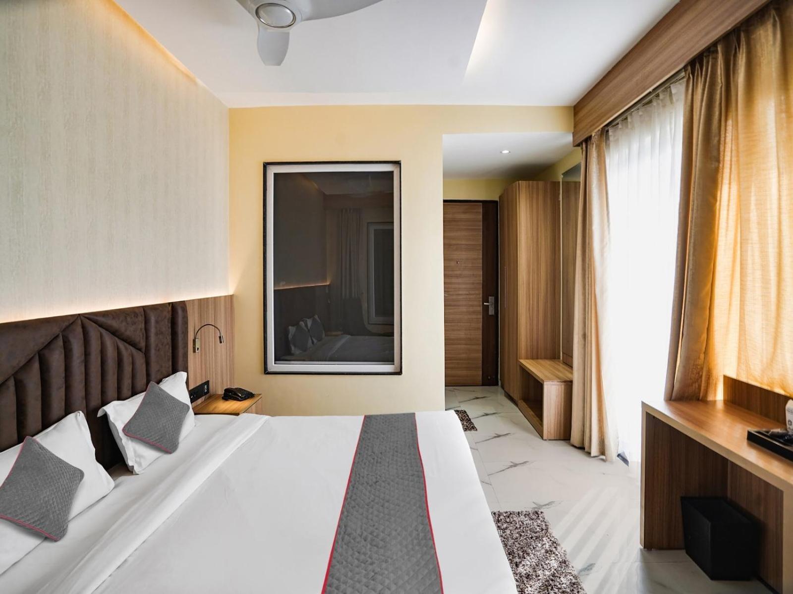 Ivy Plaza Near Delhi Airport 4*